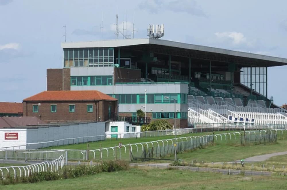 "Brighton Racecourse: A Historic Gem of English Horse Racing on the South Downs"